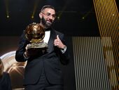 Форвард "Реала" и сборной Франции Карим Бензема впервые получил "Золотой мяч". Фото