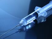 AstraZeneca впервые признала в суде, что ее вакцина против Covid может вызывать редкие побочные эффекты - СМИ