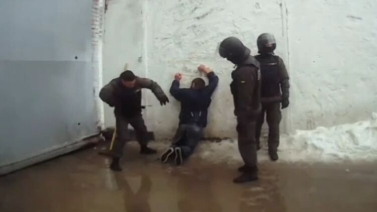 Кадр насилия над заключенным. Скриншот 
