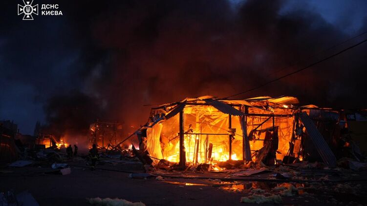 Последствия российской атаки в Киеве. Фото: ГСЧС