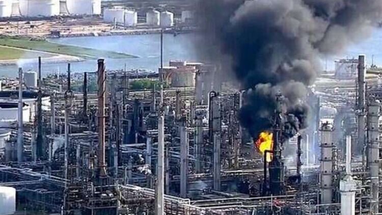 Наслідки ударів по НПЗ у Кременчуці на початку війни. Фото: kremenchug.pl.ua