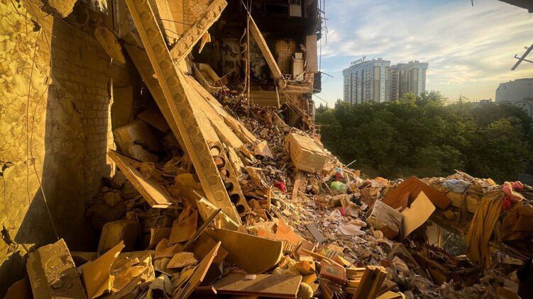 В Одесі через обстріл РФ зруйновано житлову 9-поверхівку. Фото: ДСНС