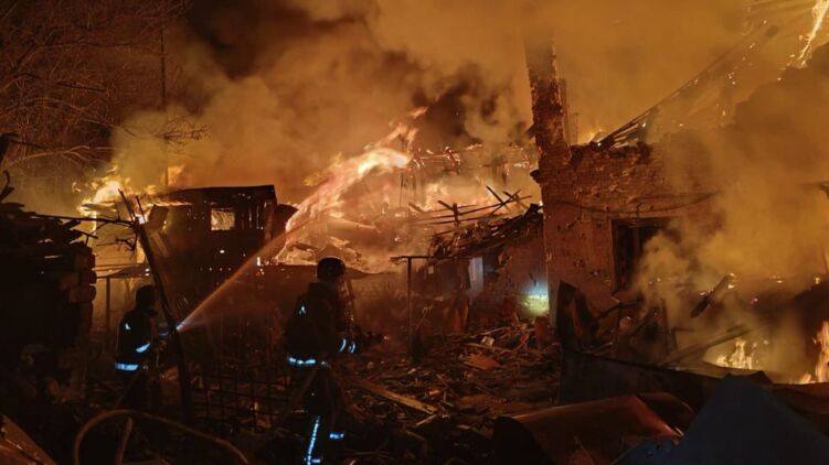 Последствия удара по Запорожью. Фото: ГСЧС