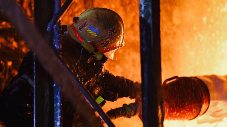 Гасіння пожежі на місці прильоту у Харкові. Фото: ДСНС