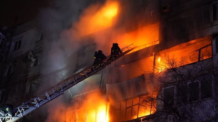 Горящий от беспилотника дом в Запорожье