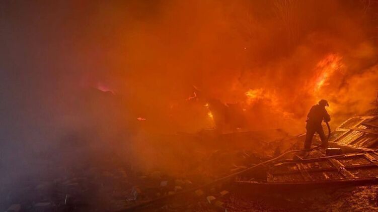 Росіяни продовжують завдавати ударів по інфраструктурі. Фото: ДСНС