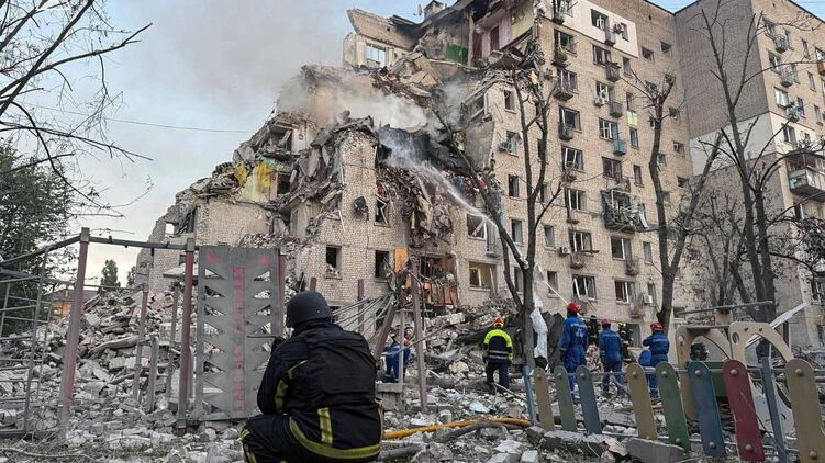 Частково зруйнований житловий будинок у Дарницькому районі. Фото: ДСНС