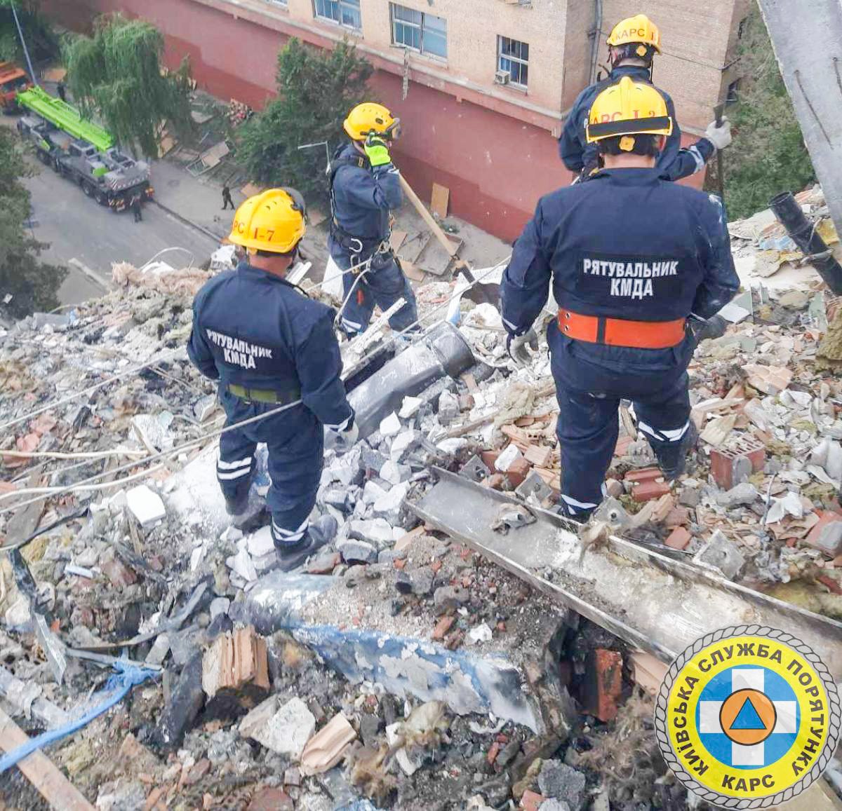 спасатели разбирают завалы
