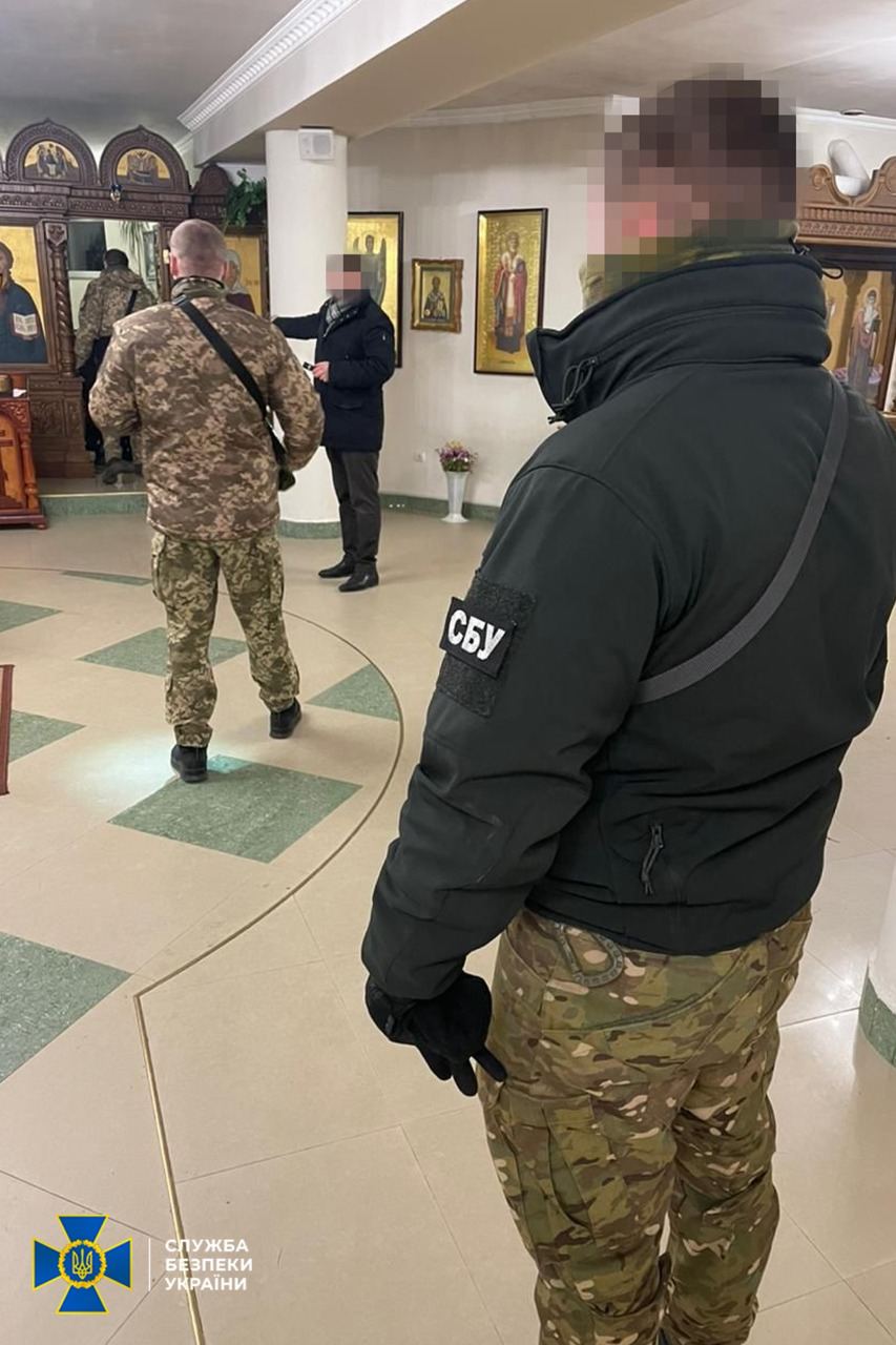 СБУ проводит обыски в храмах УПЦ в трех областях