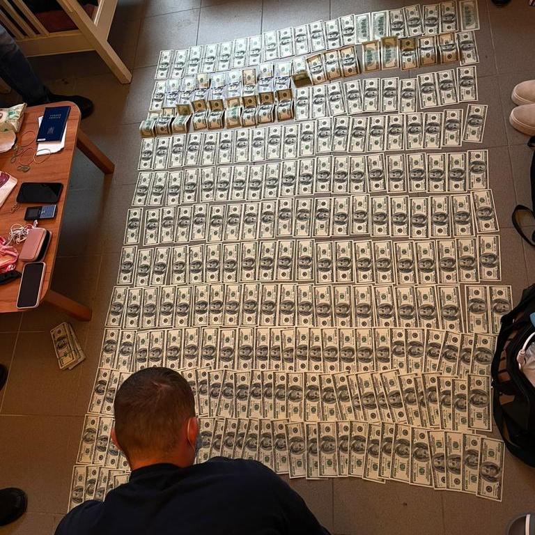 Преступник в форме курьера Glovo и его подельники украли крупную сумму денег в Днепре