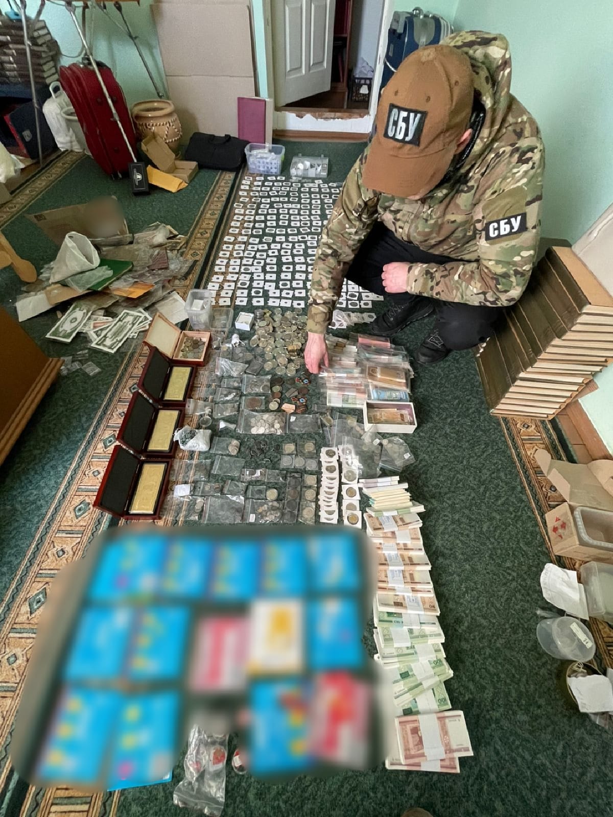 У Київській області зловили подружжя на контрабанді монет Кримського ханства та Римської імперії в США