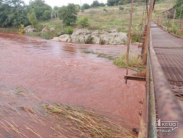 В реке Ингулец после подтопления покраснела вода