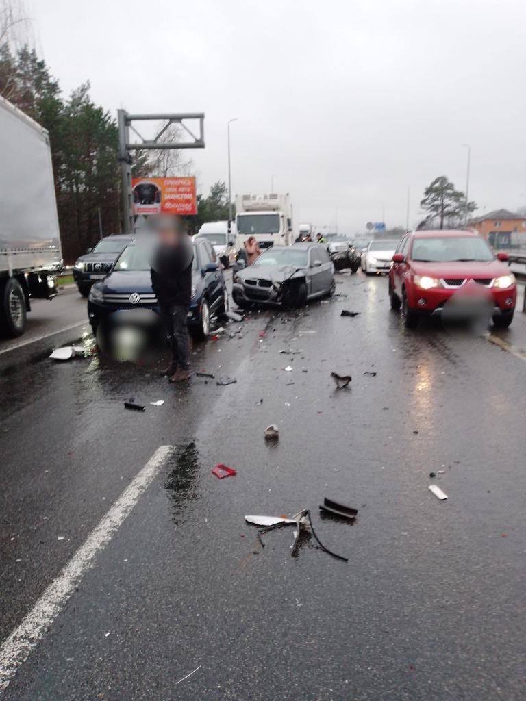 На Житомирской трассе 10 машин столкнулись близ Капитановки