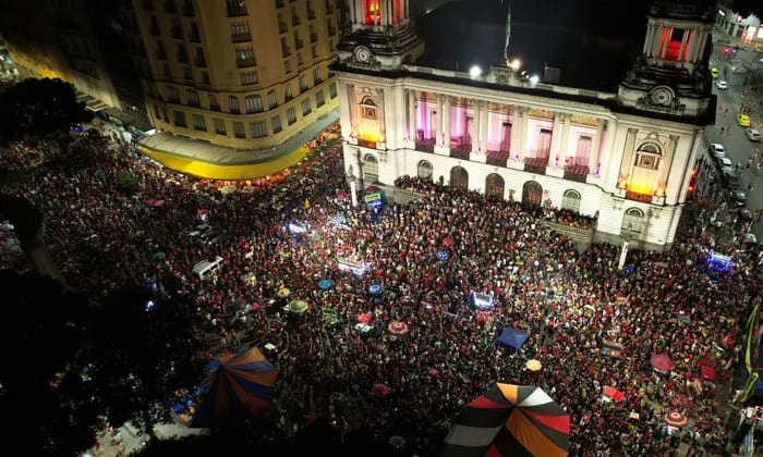 Люди празднуют победу Силвы