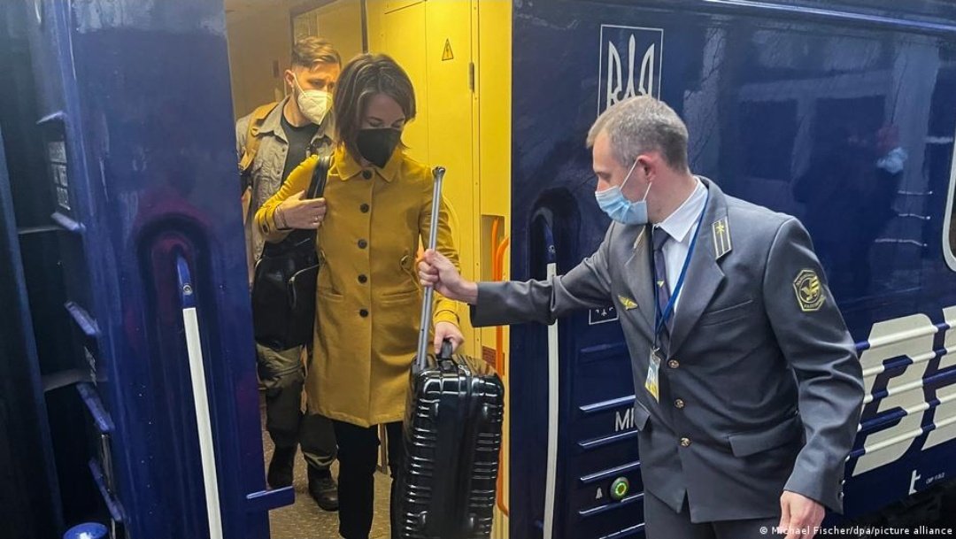 Бербок приехала в Киев. Фото: twitter.com/BenjAlvarez1