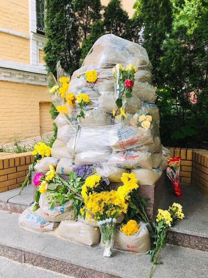 Памятник Булгакову защитили от обстрелов