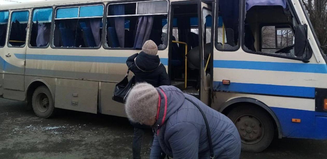 Попавший под обстрел автобус