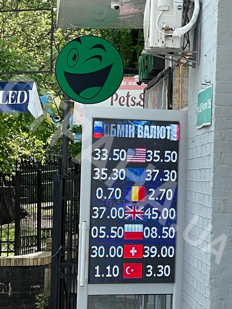 в Украине дорожает наличный доллар