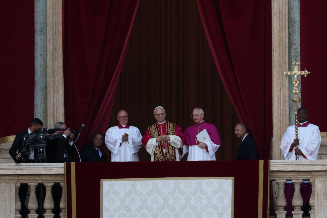 Новий папа римський Лев XIV у лоджії благословень Ватикану