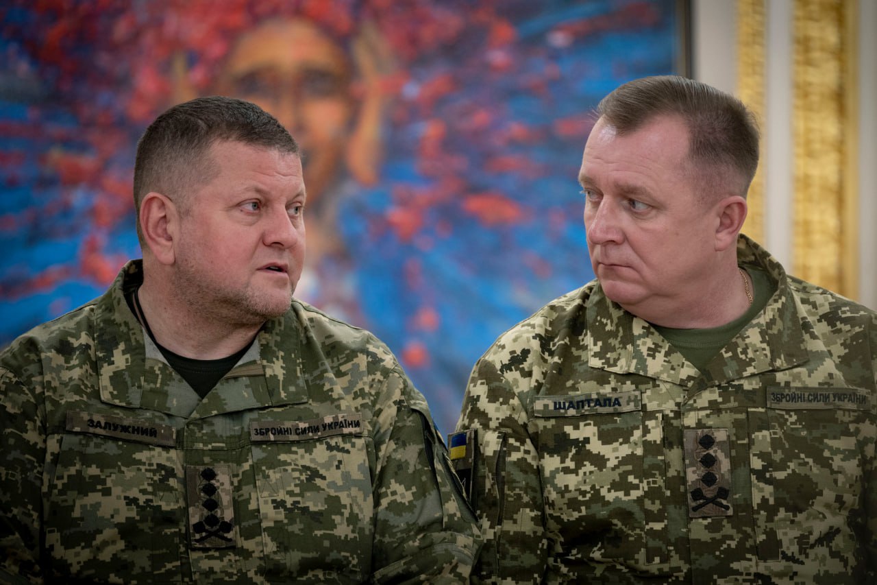 Бывший начальник Генштаба Сергей Шаптала (справа) и другие военные соратники Залужного могут пойти с ним и в политику