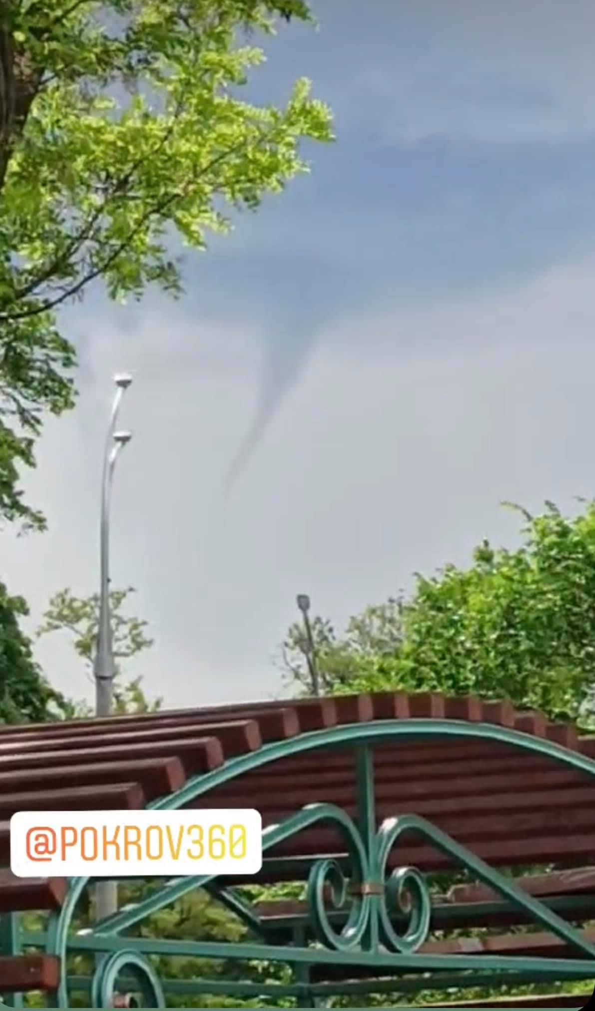 Смерч в Покровске. Фото: Facebook/ OrdzhoCity сообщество г. Покров