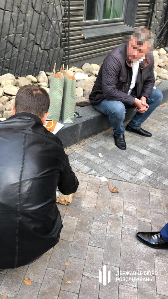 В Киеве адвоката и экс-прокурора подозревают в вымогании взятки. Фото: ГБР
