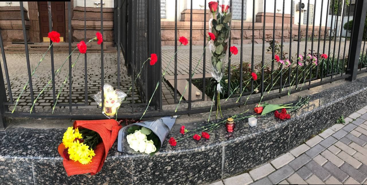 Цветы под зданием посольства РФ в Киеве. Фото: "Страна"