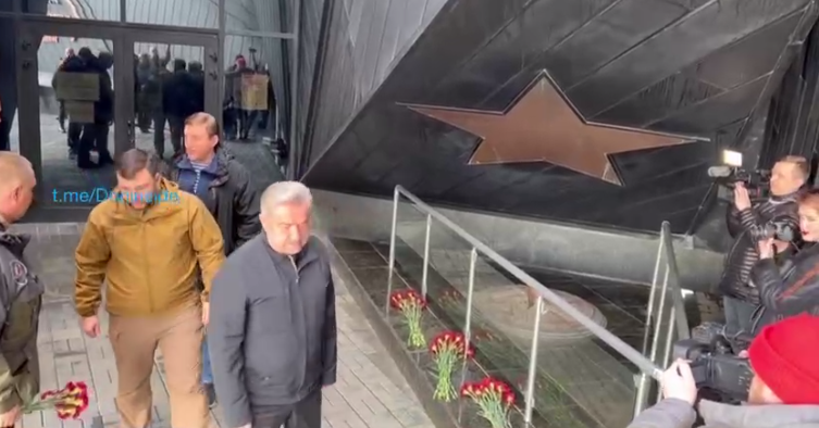 Турчак и депутат Госдумы РФ Виктор Водолацкий вместе с&nbsp;"главой ДНР" Денисом Пушилиным возложили цветы 