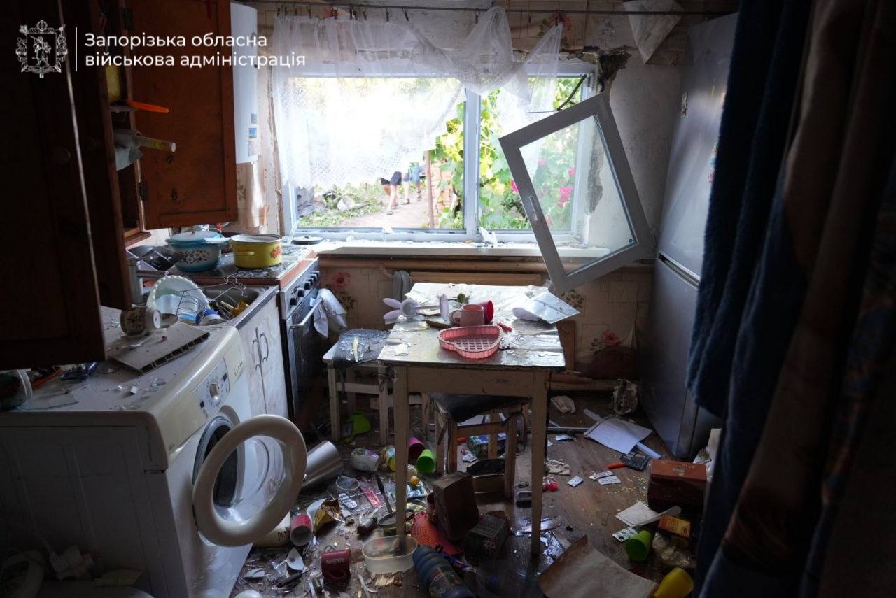 Фото (5) последствий удара РФ по Запорожью. Источник – ОВА