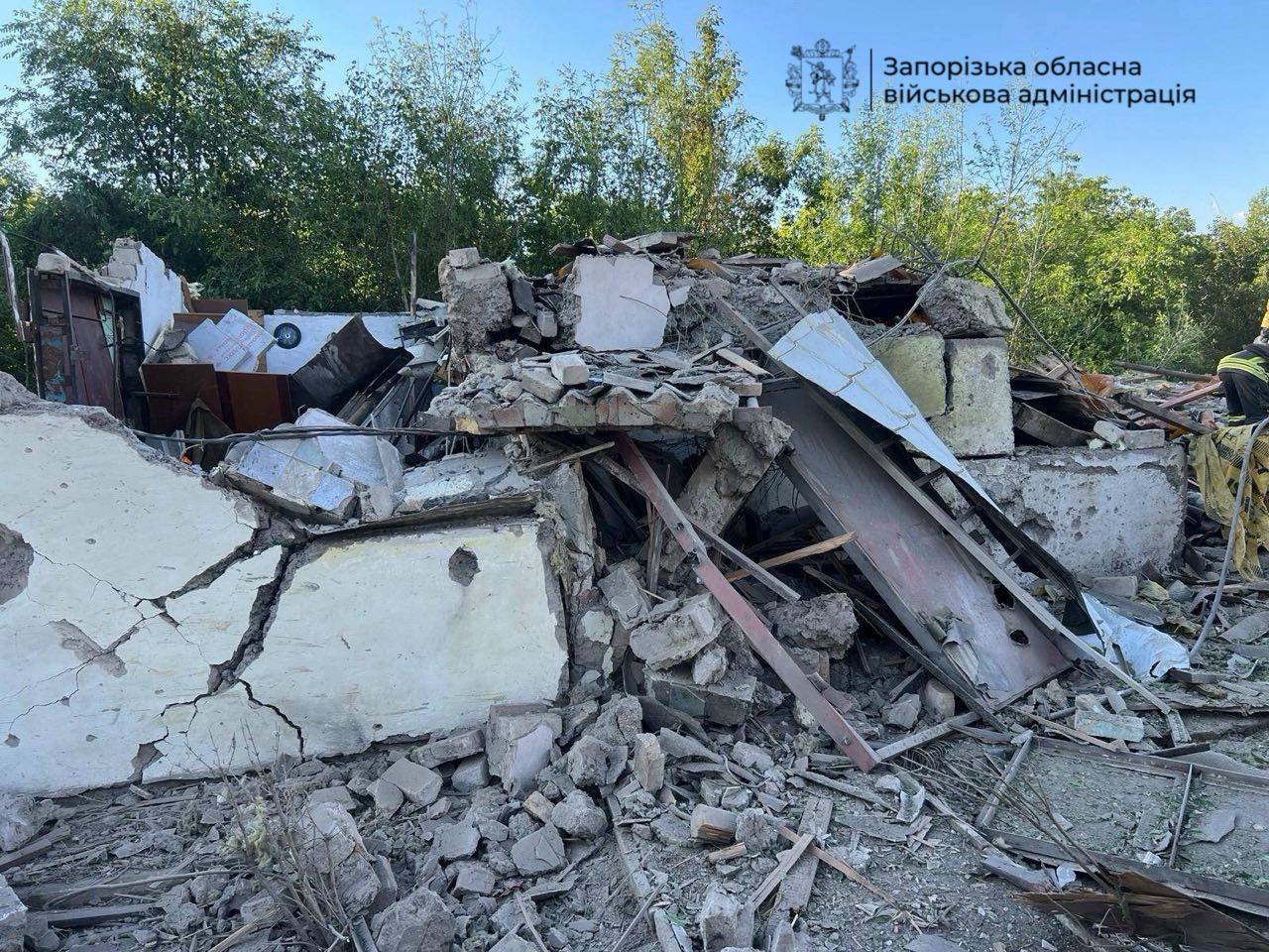 Фото (2) последствий удара РФ по Запорожью. Источник – ОВА